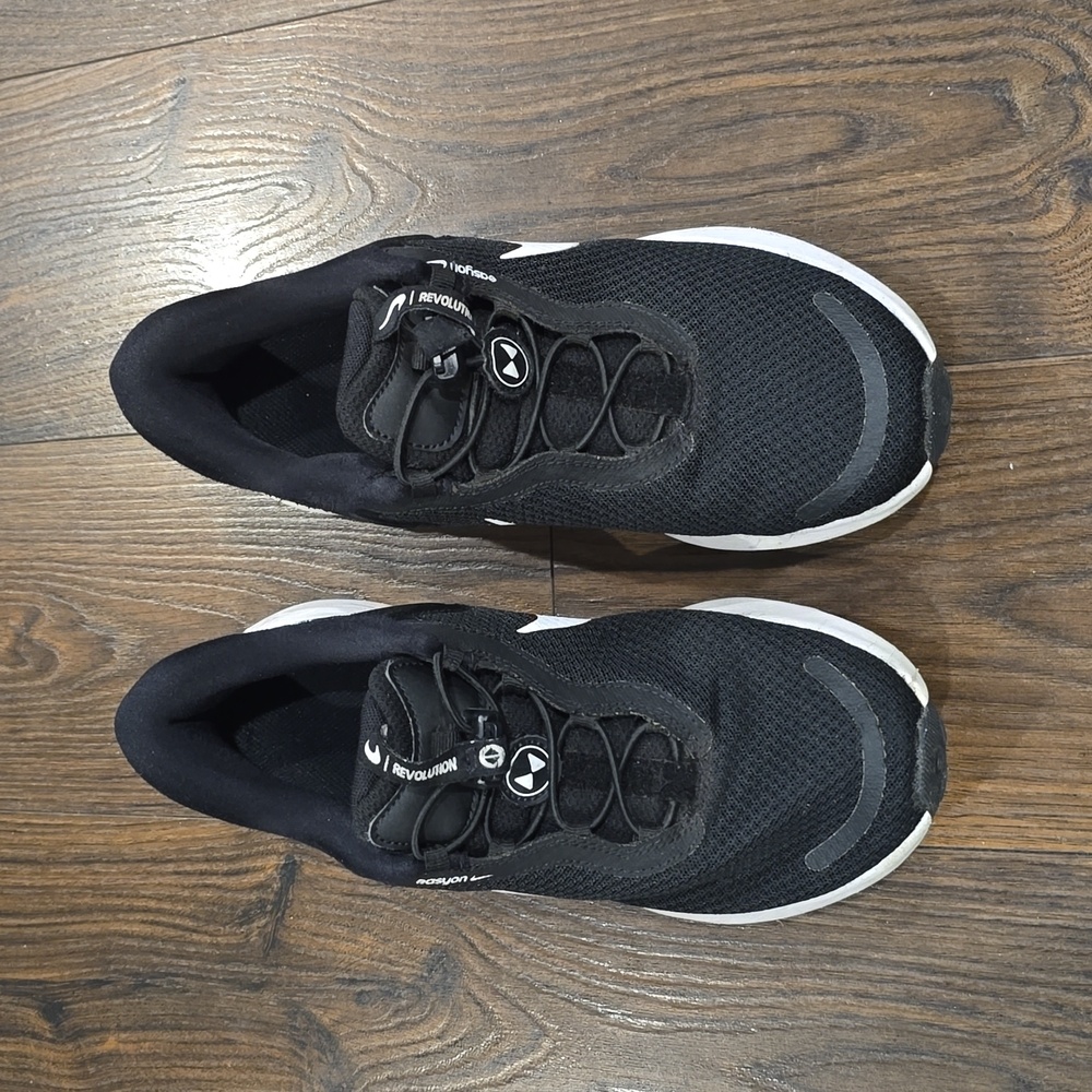 Women' size 8.5 in good contion sneakers.